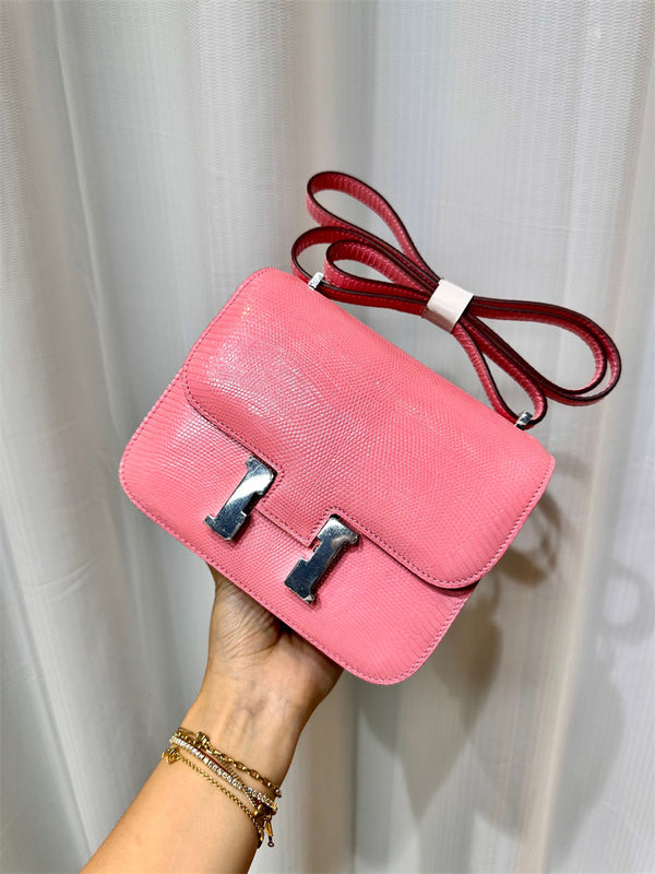  modern carryall bag styled with outfit 18