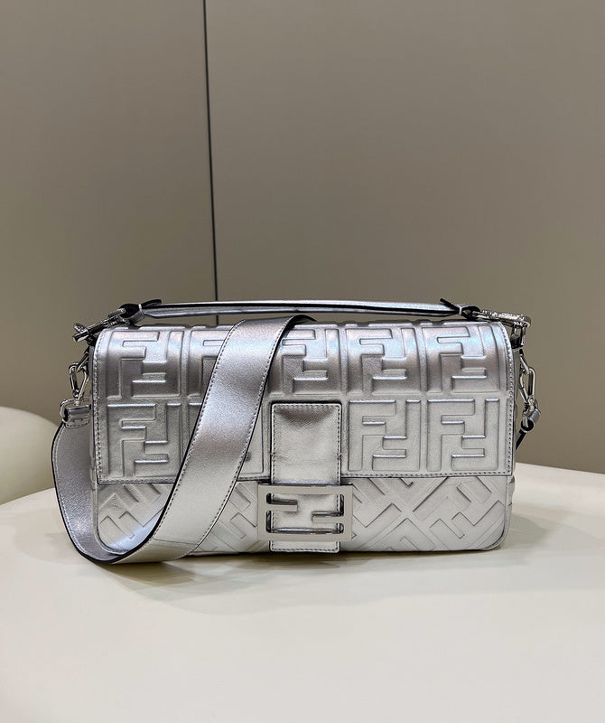 Ziva's Charm handbag – detail view (Standard Size)