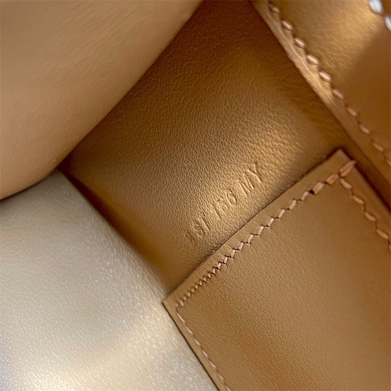  shoulder bag interior and compartment view 15