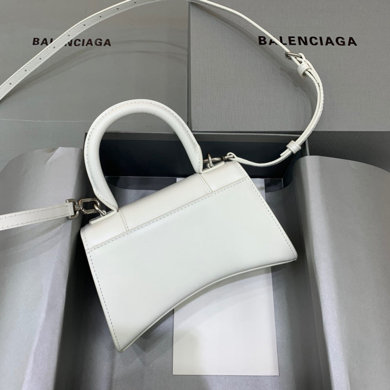 Effortless Vegan Leather Handbag - Signature Hardware Accents | Women's Everyday Carry Handbag #561 - close-up detail shot (image 3) of designer-inspired handbag