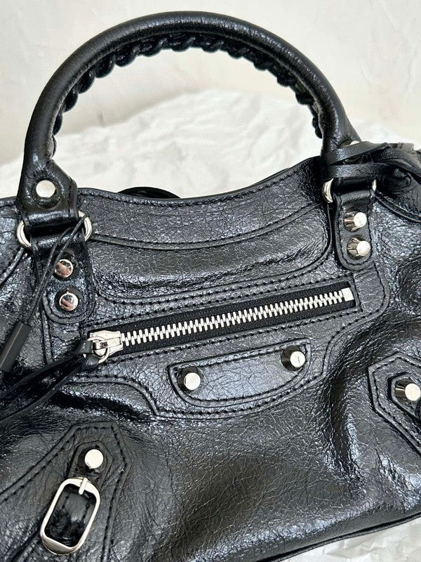 Zivas Charm Chic Craftsmanship Statement Handbag (Elevated Daily Companion) – Styled Look