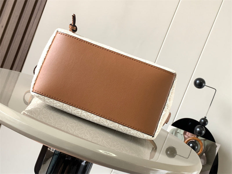 Ziva's Charm handbag – close-up view (21cm*17cm*13cm)