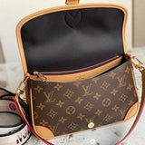 Clean-Lined handbag carried on shoulder 10