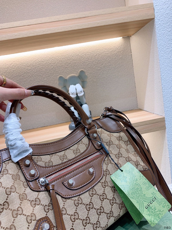 Ziva's Charm handbag – carry view (one versatile size)