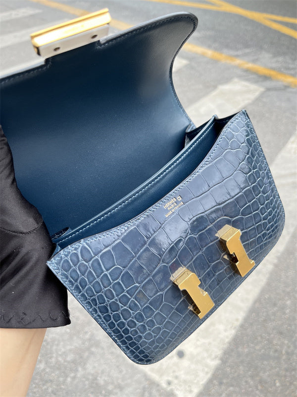  handbag interior and compartment view 27