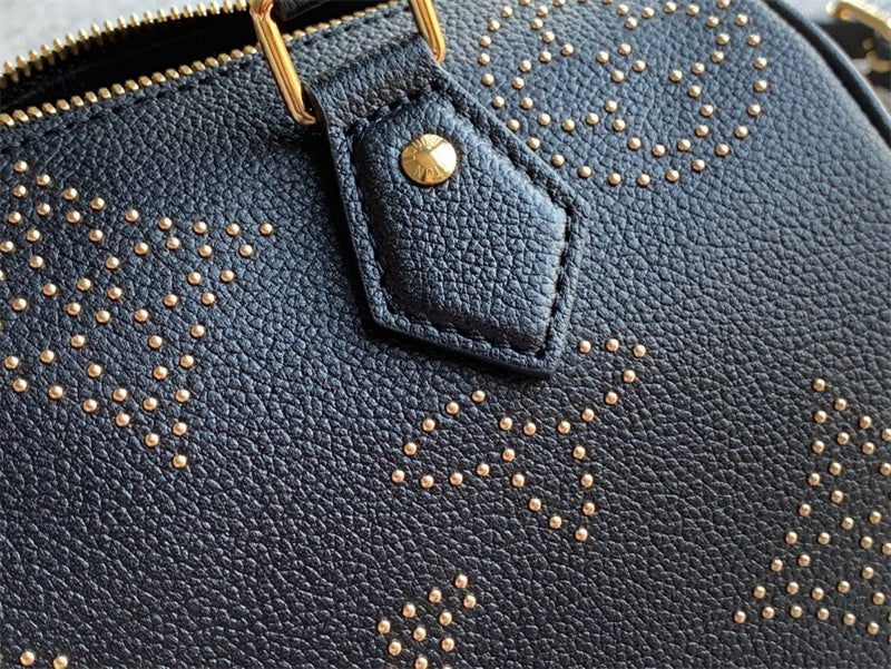  Refined top-handle bag carried on shoulder 10