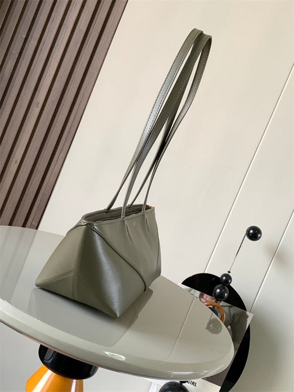 Ziva's Charm handbag – close-up view (39cm*12.3cm*12.5cm)