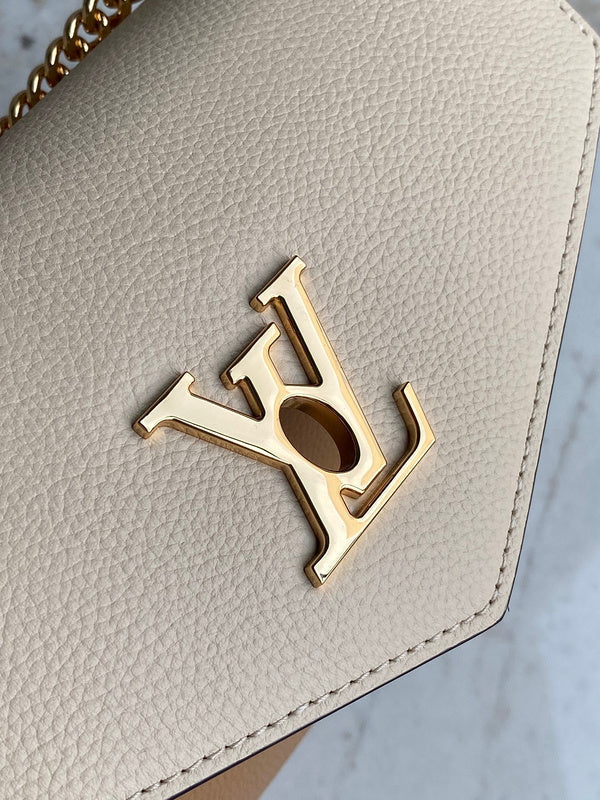 Handle and strap detail of refined structured women's handbag – women's luxury accessory