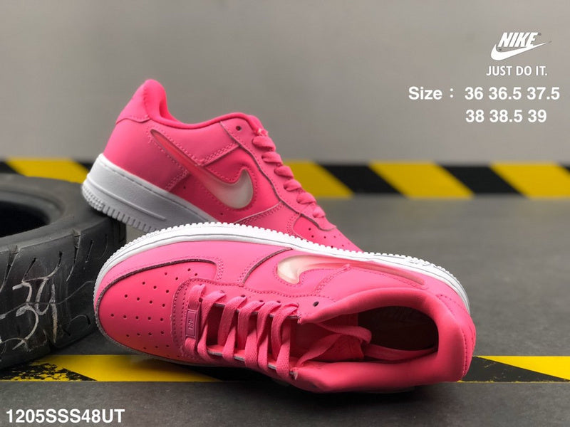 Nike Men's & Women's Luxury Low-Top Trainers — Style 009 hardware detail
