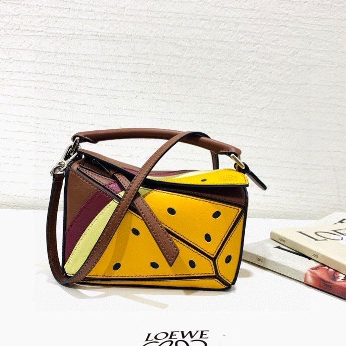 Ziva's Charm handbag – detail view (18cm*11cm*7.5cm)
