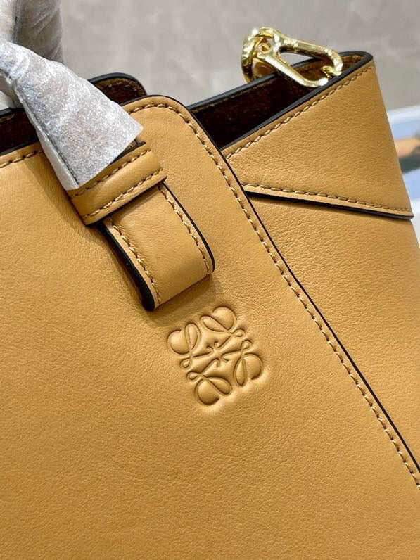 Ziva's Charm handbag – close-up view (20cm*18cm*20cm)