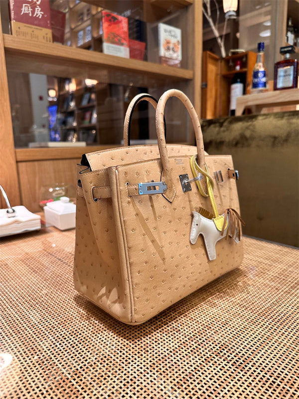  Tailored shopper bag carried on shoulder 10