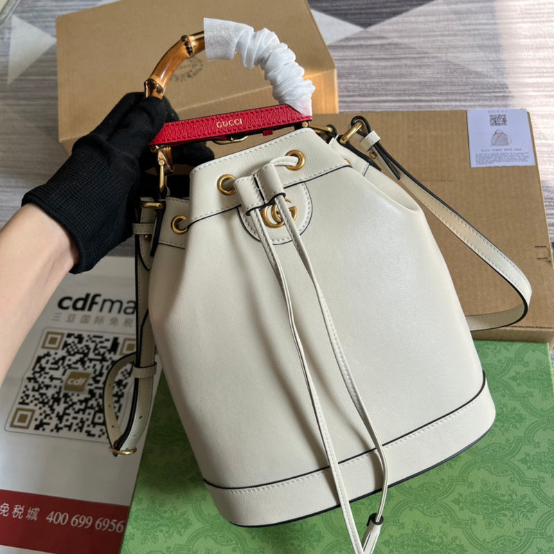 Handle and strap detail of sleek elevated women's handbag – women's statement bag