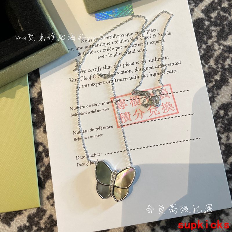 Close-up detail view of Van Cleef & Arpels unisex jewelry piece