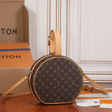  Versatile crossbody bag carried on shoulder