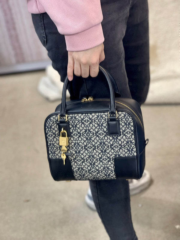 Ziva's Charm handbag – close-up view (20cm*11cm*18cm)
