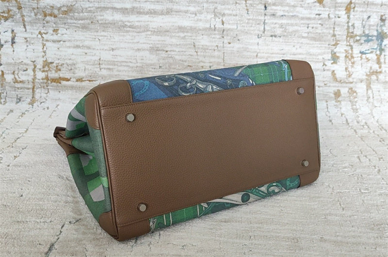  everyday bag close-up of hardware and finish 17