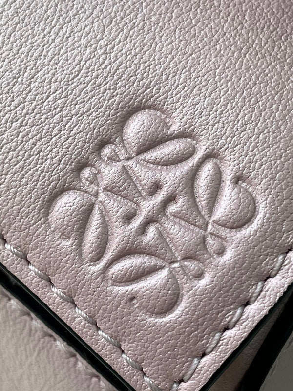 Ziva's Charm handbag – close-up view (12.5cm*18cm*8cm)