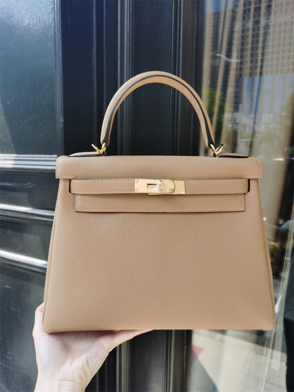  Streamlined structured bag front view