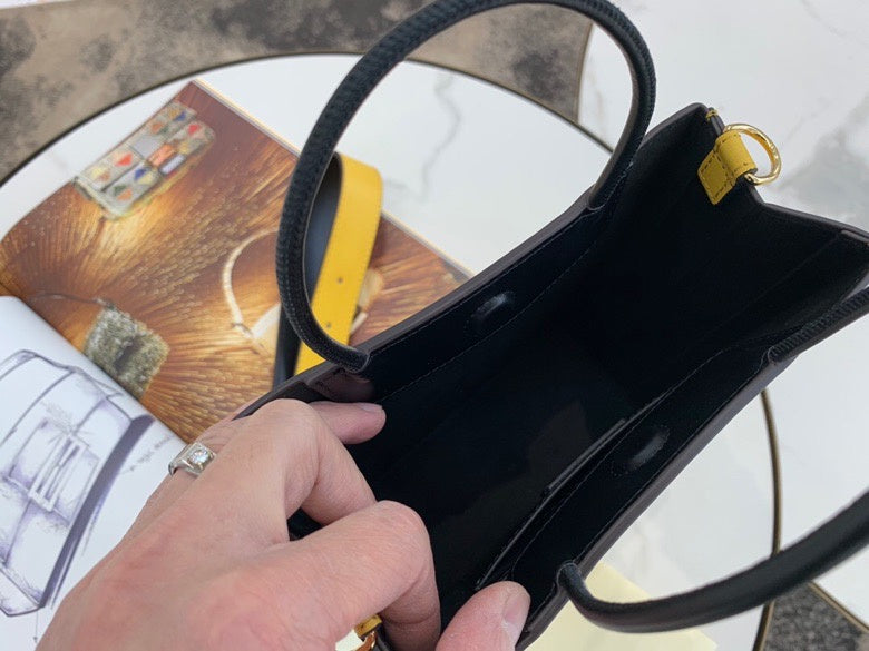 Ziva's Charm handbag – interior view (26cm*19cm*8cm)