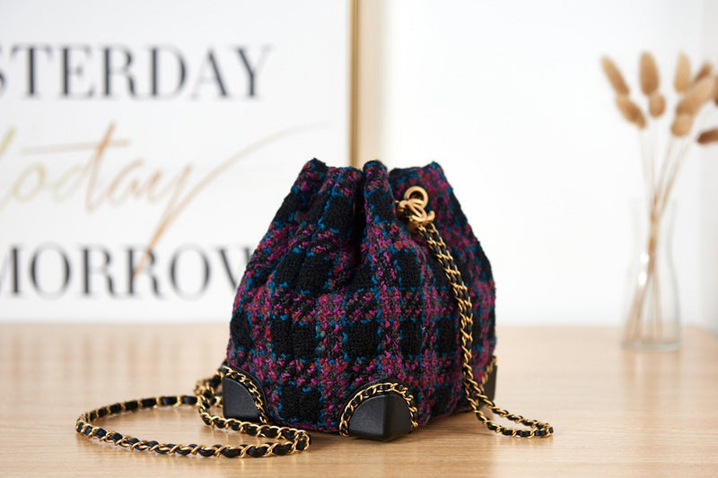 Zivas Charm Modern Minimalist Look Designer Handbag (Versatile Style Statement) – Detail View