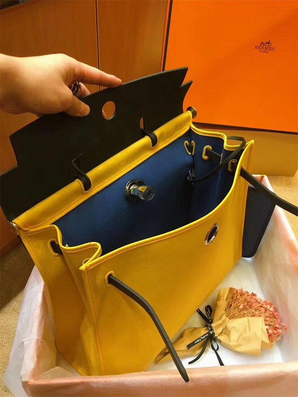  Everyday shopper bag carried on shoulder