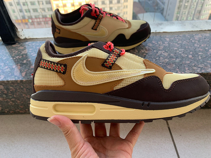 Nike Men's & Women's Designer Low-Top Shoes — Style 197 angle view