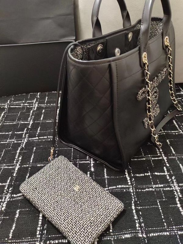 Zivas Charm Timeless Appeal Designer Handbag (Effortless Style Upgrade) – Close-Up Detail