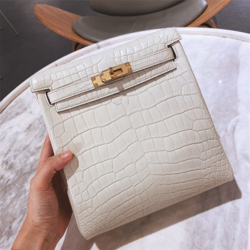  effortless tote bag styled with outfit