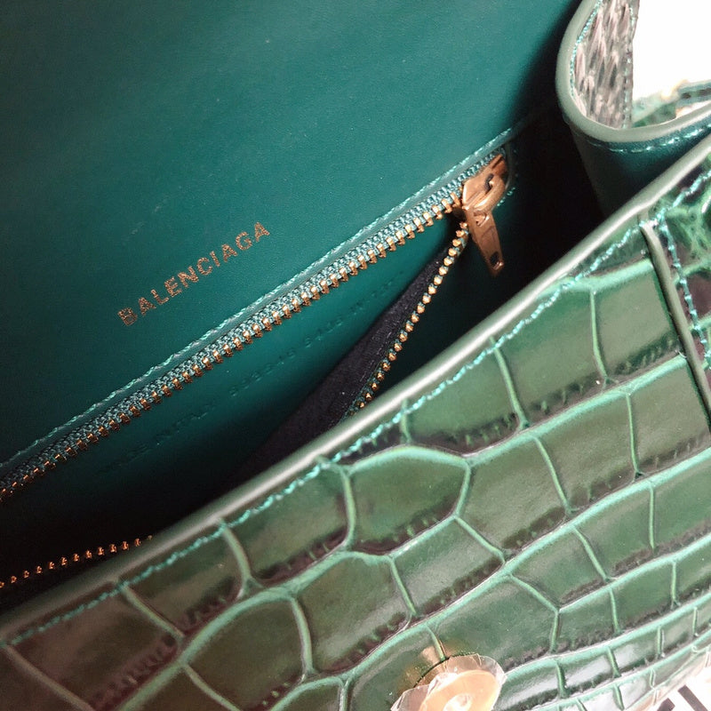 Side profile of signature everyday-luxe women's handbag – women's premium purse