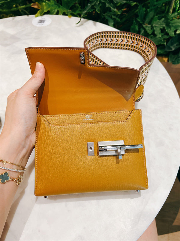  statement crossbody bag styled with outfit 24