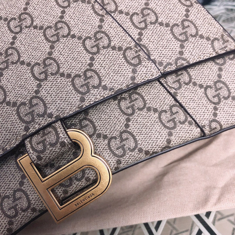 Handle and strap detail of signature refined women's handbag – women's premium purse