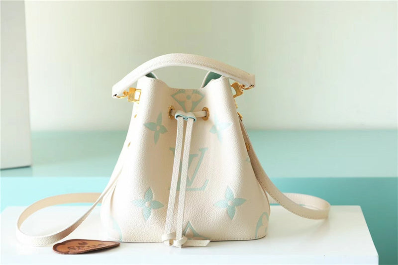  Streamlined structured bag front view