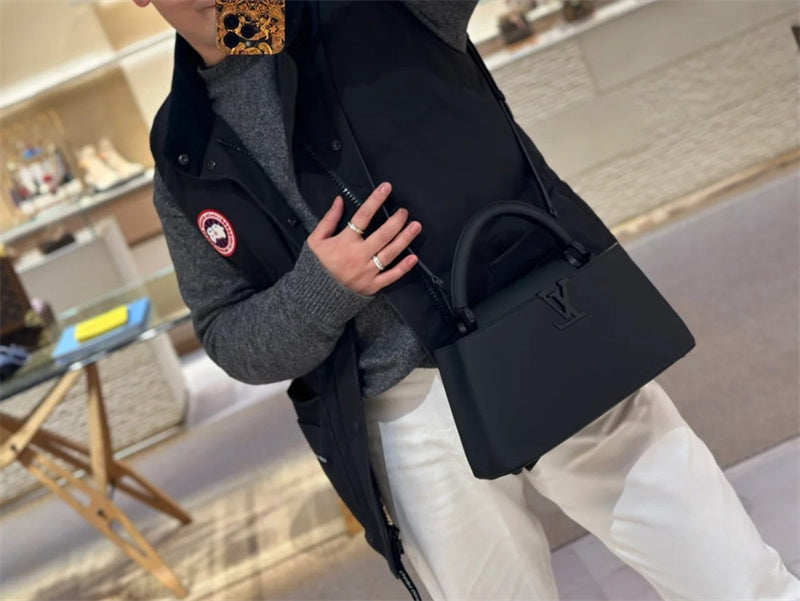 shoulder bag interior and compartment view 21
