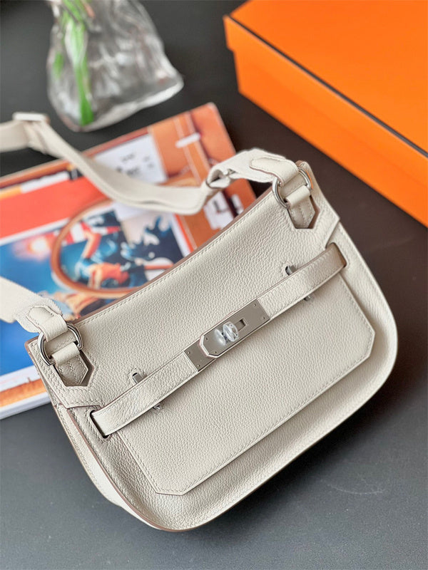  graceful shoulder bag detail view showing craftsmanship 20