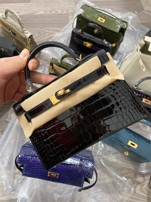  everyday bag interior and compartment view 21
