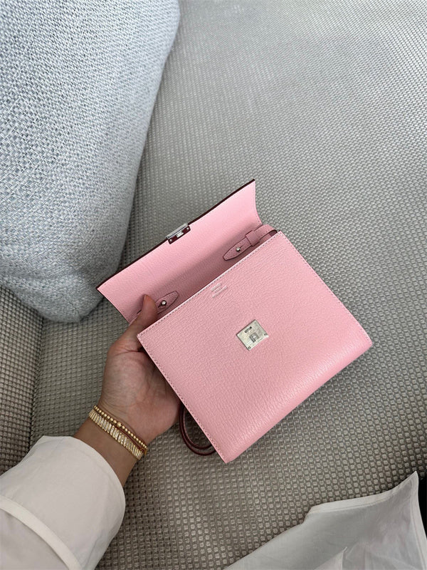  graceful carryall bag styled with outfit