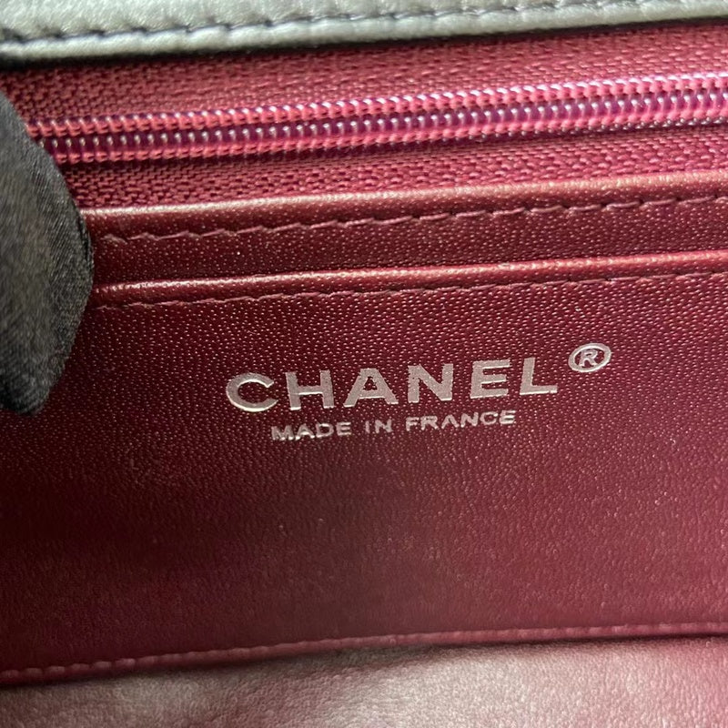 Zivas Charm Refined Everyday Style Everyday Handbag (Premium Everyday Carry) – Lifestyle Shot