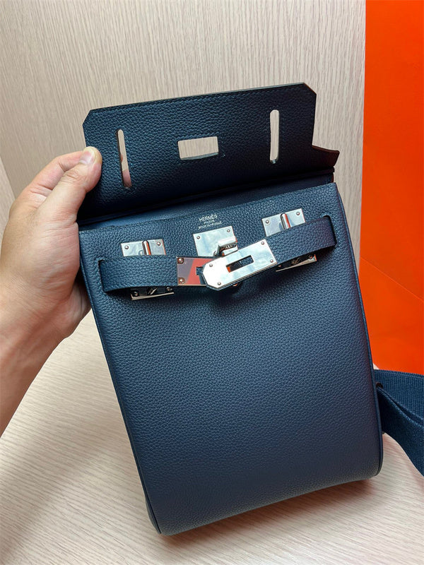 everyday bag interior and compartment view 9