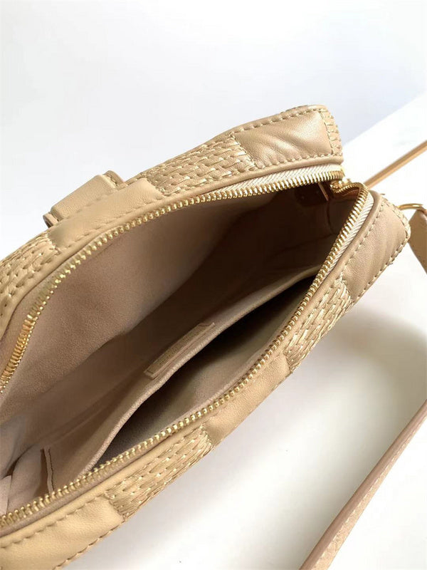  Refined everyday bag carried on shoulder 10