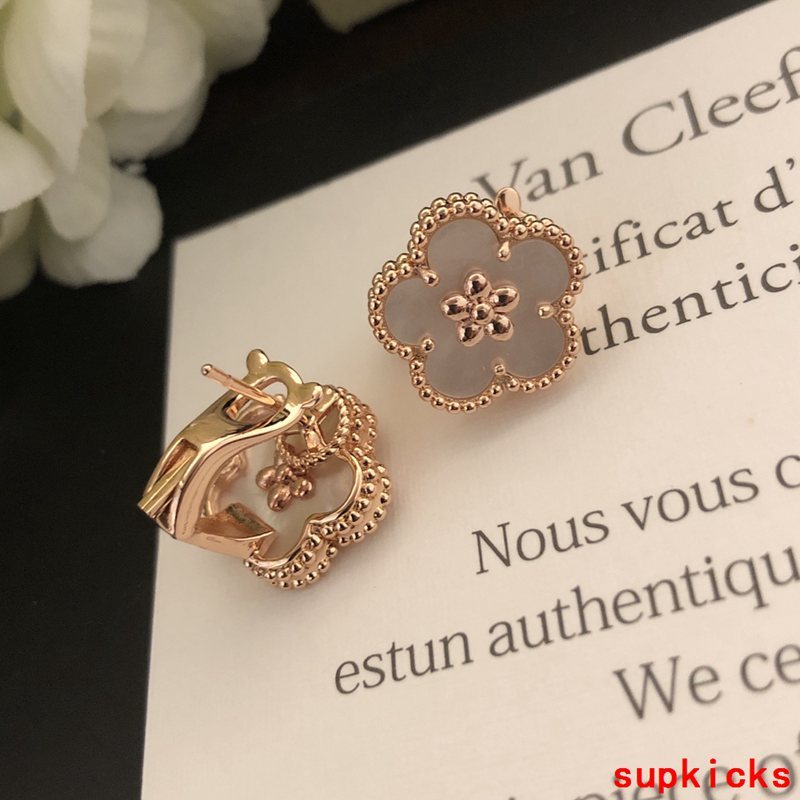 Side view of Van Cleef & Arpels unisex jewelry piece