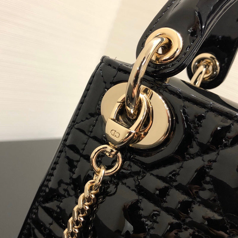 Handle and strap detail of elevated chic women's handbag – women's everyday handbag