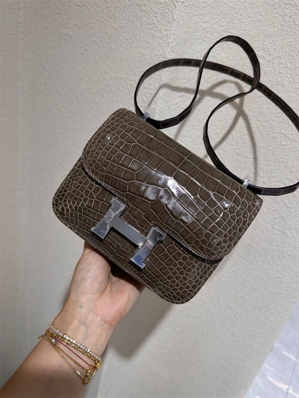  structured bag close-up of hardware and finish