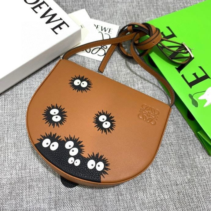 Ziva's Charm handbag – close-up view (17.5cm*15cm*4.5cm)