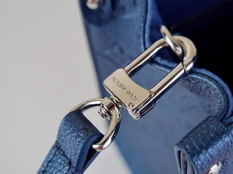 Handle and strap detail of refined structured women's handbag – women's statement bag