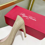 Three-quarter angle view of Roger Vivier luxury piece style No.095