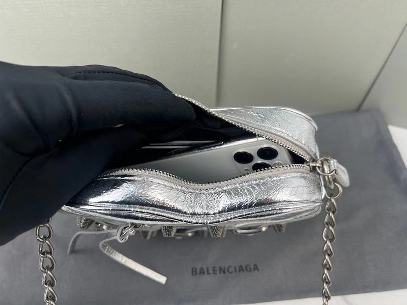 Zivas Charm Modern Minimalist Look Statement Handbag (Statement-Ready Design) – Close-Up Detail
