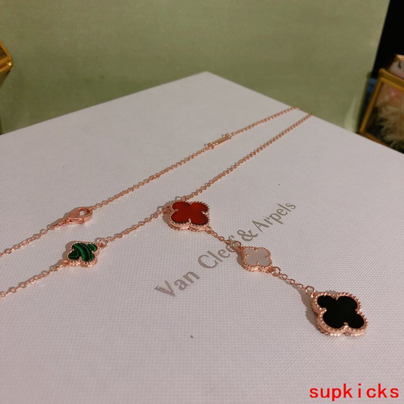 Front view of Van Cleef & Arpels unisex jewelry piece