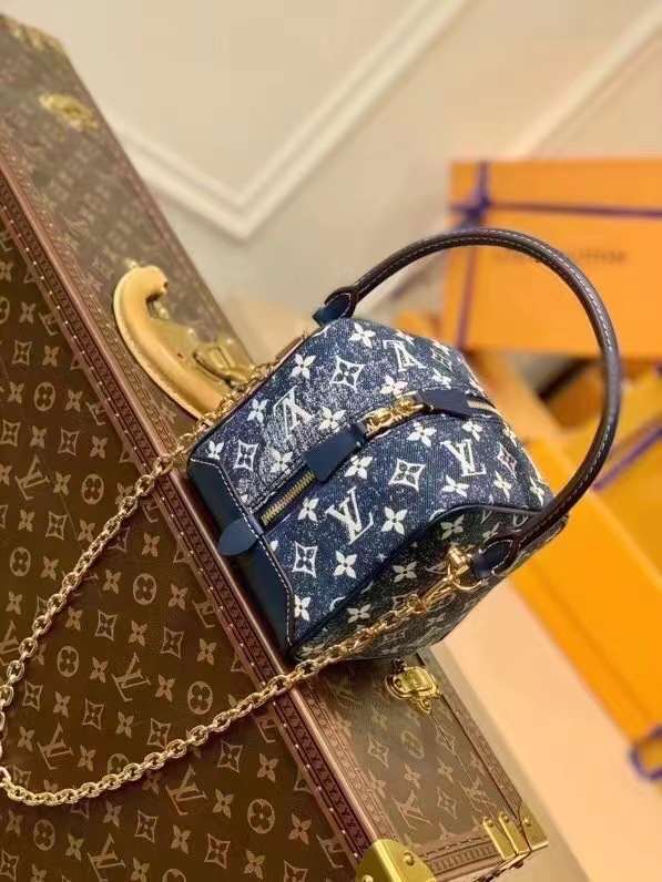 Close-up detail of signature structured women's handbag – women's statement bag