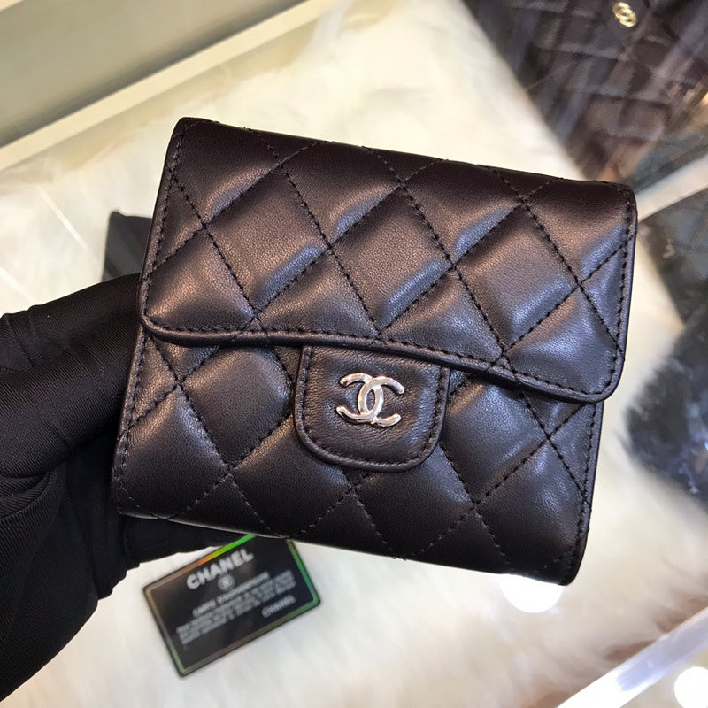 Zivas Charm Chic Craftsmanship Everyday Handbag (Contemporary Shape Language) – Close-Up Detail